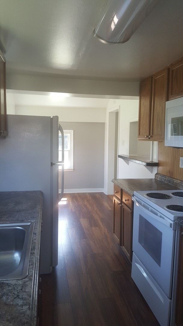 Building Photo - 104 N Cedar Ave