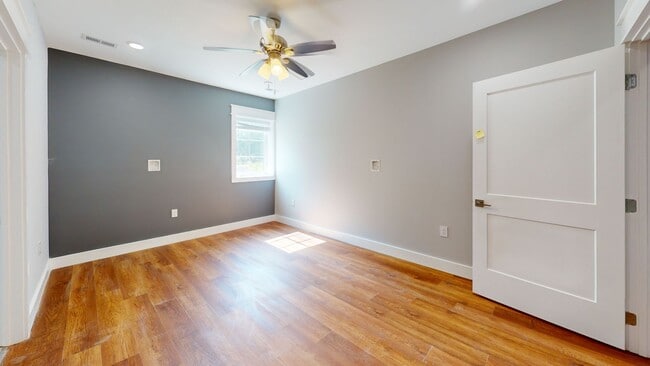 Building Photo - 4BR/4BA Unit #101 in 14 BR Triplex | UTK O...
