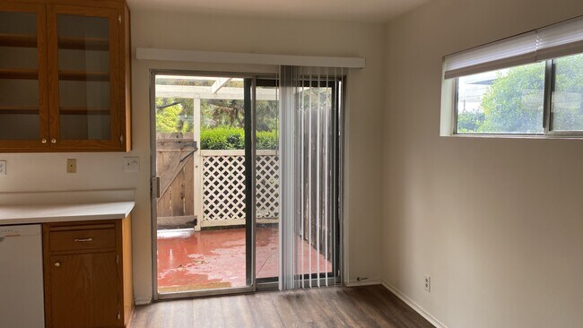 Building Photo - 770 E Mariposa St