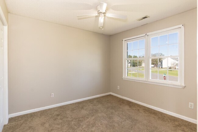 Building Photo - Large Three Bedroom Home!