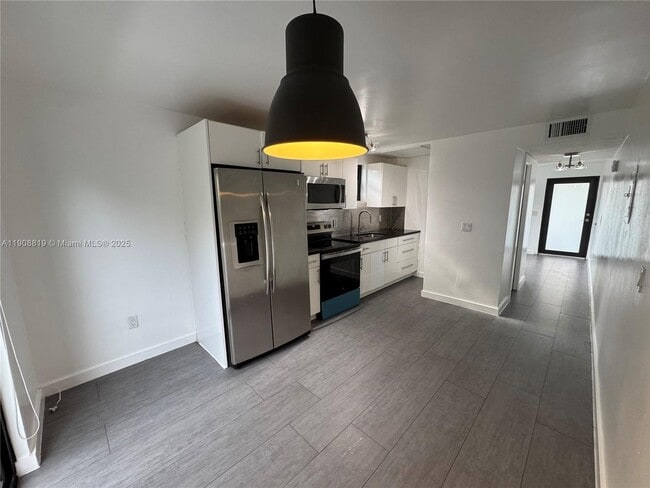 Building Photo - 3011 SW 1st Ave