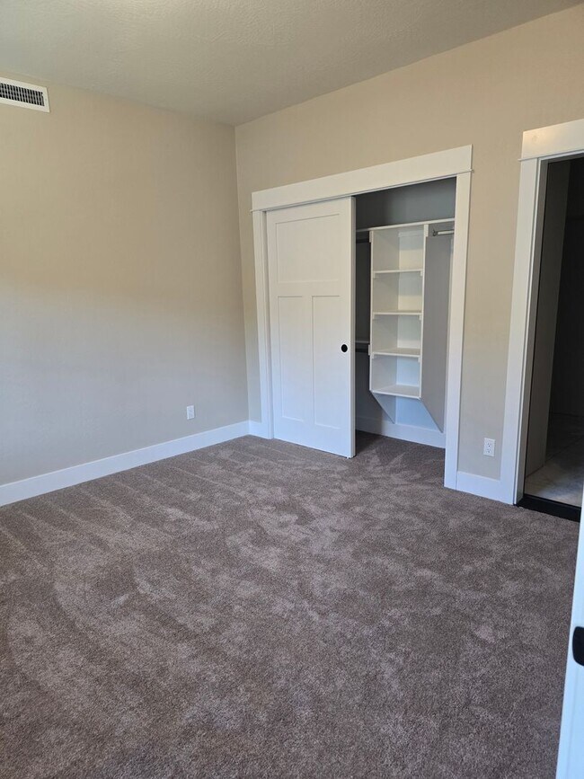 Building Photo - 3 bed 3 bath Brand-New Custom-Built home f...