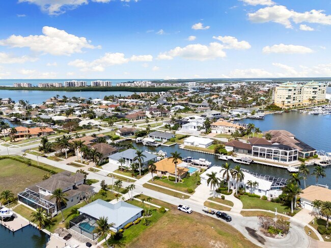 Building Photo - 874 Magnolia Ct