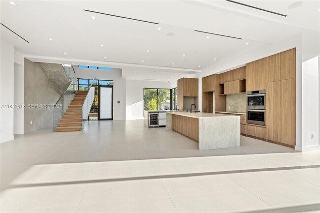 Building Photo - 2050 S Hibiscus Dr