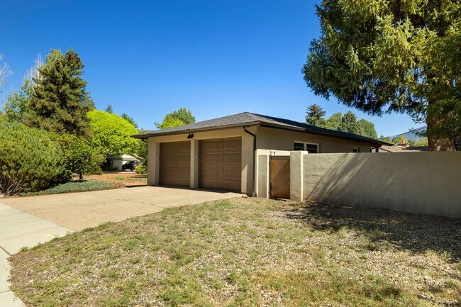 Building Photo - Reburbished 3bd/2ba, 2,275 sq ft home in Coconino Estates close to Hospital, park, downtown Flags...