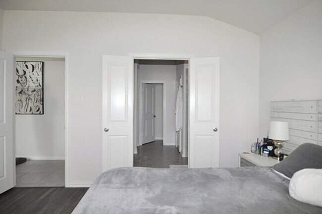 Building Photo - 2513 Ponca Dr