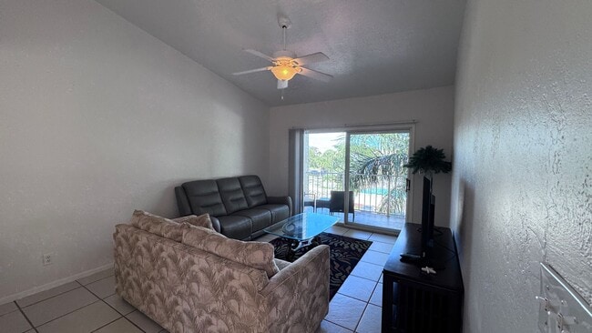 Building Photo - Fully Furnished 1BR/1BA Condo Just 3 Block...