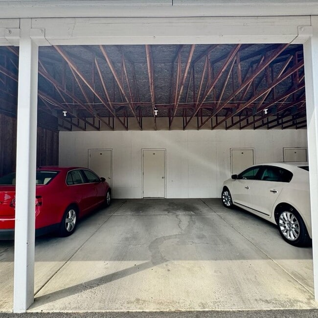 Building Photo - Modern 1 Bed, 1 Bath Ground-Floor Condo in...