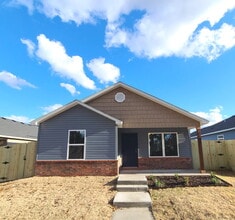 Building Photo - 3-Bedroom Home with 2 Full Baths in Prime Fayetteville Location