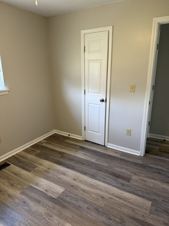 Building Photo - 2 bedrooms / 2 baths Duplex unit