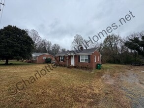 Building Photo - Brick Ranch home  Convenient location