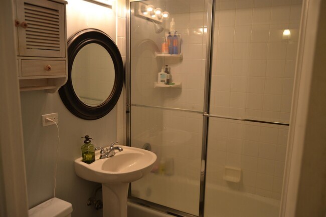 Building Photo - 1022 Pontiac St