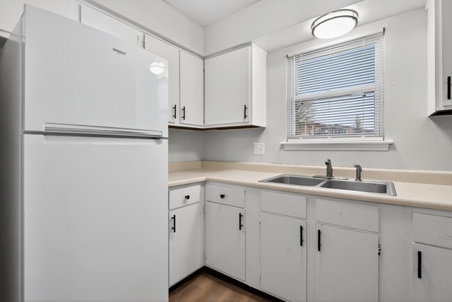 Building Photo - 1350 Dix Dr