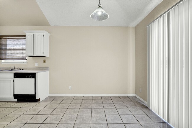 Building Photo - Eastside 2 Bedroom 2 Bath