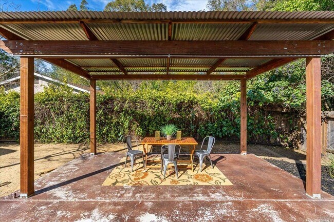 Building Photo - Charming Three Bedroom Browns Valley Retreat