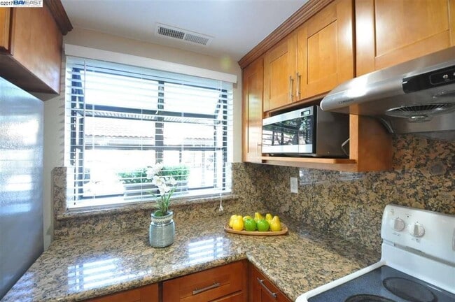 Building Photo - COMING SOON! | $3290 / 3 BR - GORGEOUS NEWARK TOWNHOME