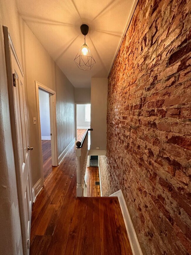 Building Photo - Old charm mixed with new finishes. Beautif...