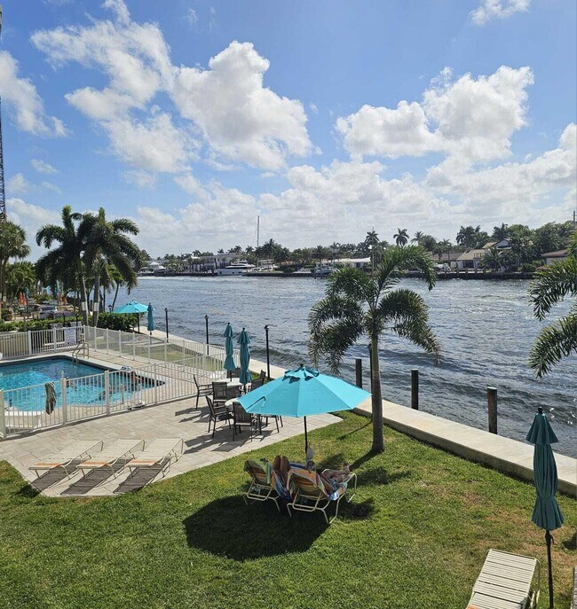 Building Photo - 505 N Riverside Dr