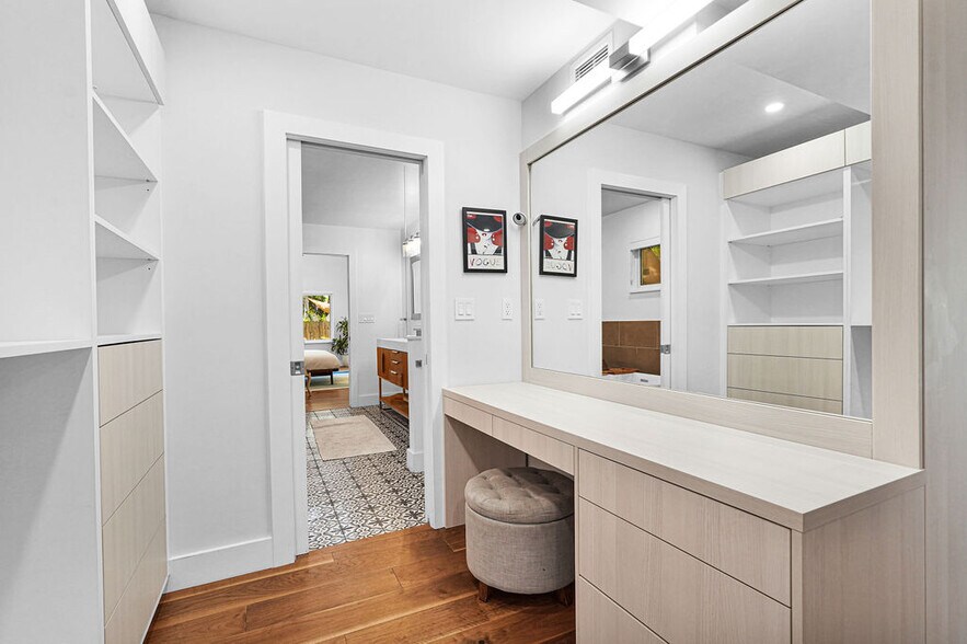 walk-in closet - 150 NE 50th Ter