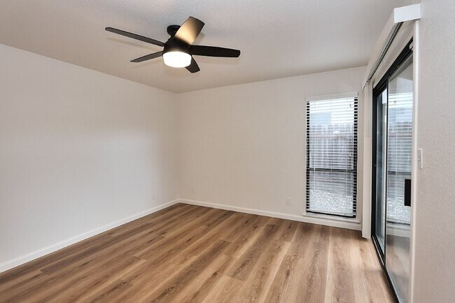 Building Photo - Beautiful corner halfplex available now for rent!