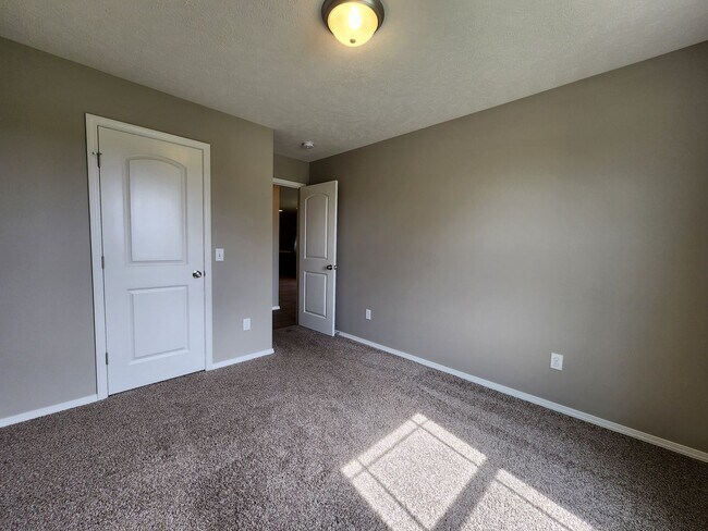 Building Photo - Spacious 3-Bedroom, 2-Bathroom Home AVAILA...