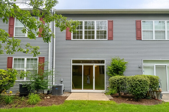 Building Photo - 2476 Oneida Ln