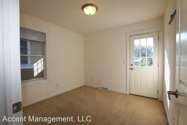 Building Photo - 5 br, 2 bath House - 2021 Monroe St