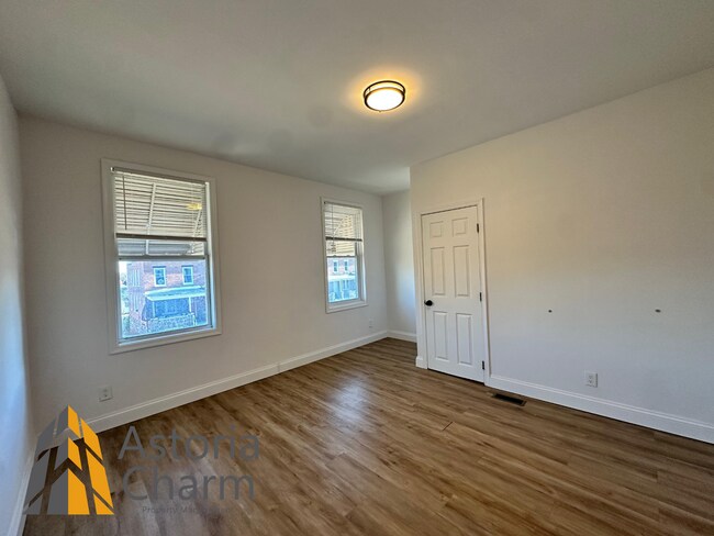 Building Photo - 3 Bedroom or 2 Bedroom with Den featuring Fenced Yard and Updated Kitchen