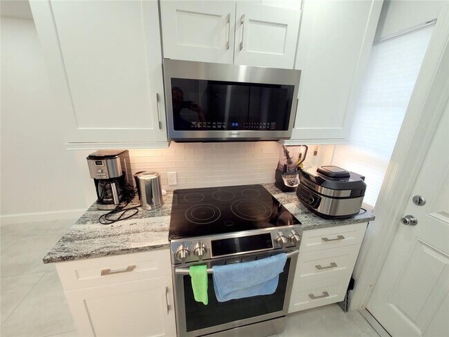 Building Photo - 1021 Hillsboro Mile
