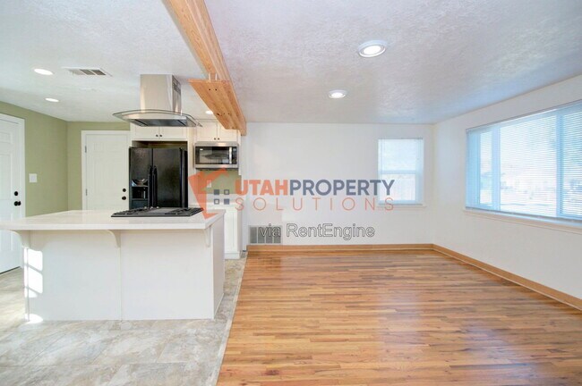 Building Photo - 860 Vics Rd