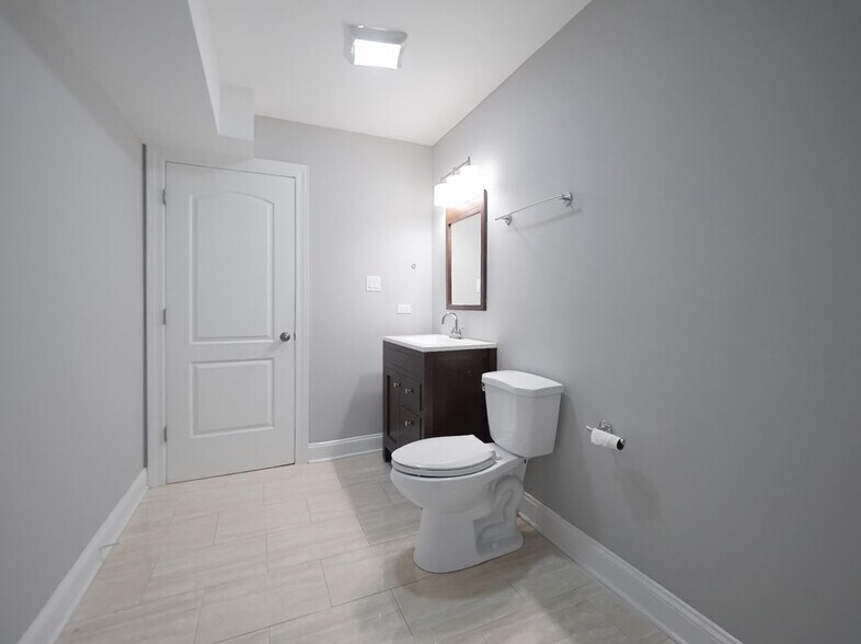 Building Photo - 6812 N Wolcott Ave