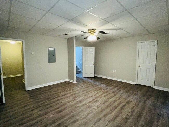 Building Photo - Northgate district! 4 bed/2.5 full bath, newly renovated, large lot, approx 2500 sqft, 2 car gara...