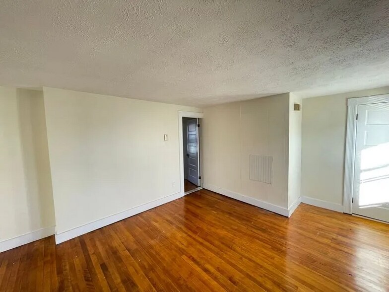 Building Photo - 214 Kelley St