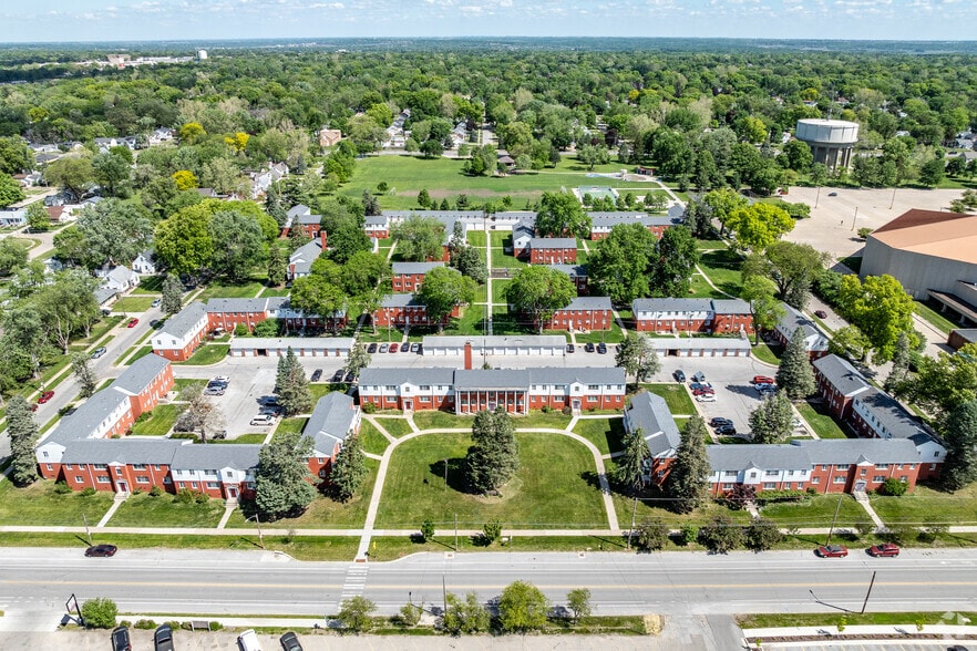 Primary Photo - Franklin Court Apartments