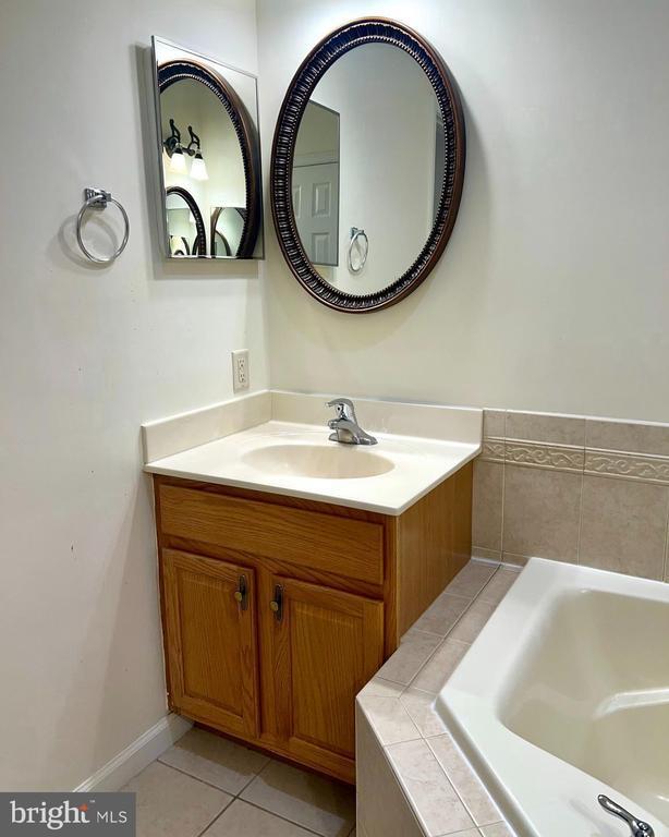 Building Photo - 2037 Powell Dr