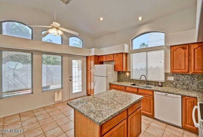 Building Photo - 3438 E Rockwood Dr