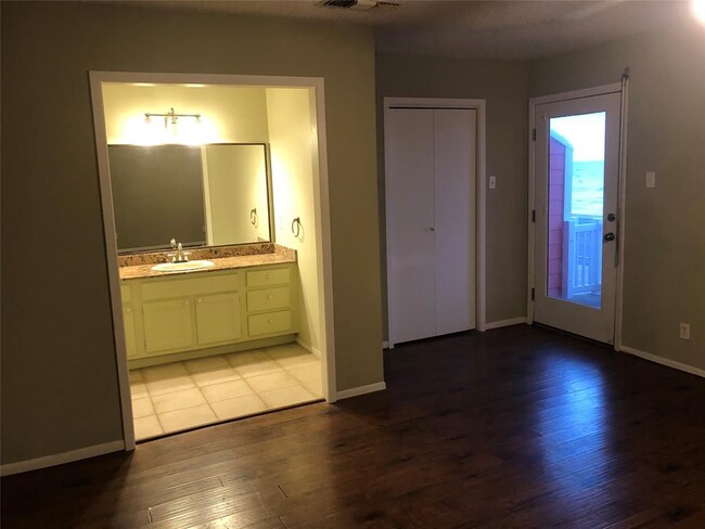 Building Photo - 8416 Seawall Blvd