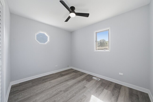 Building Photo - 407 Laurel Ave