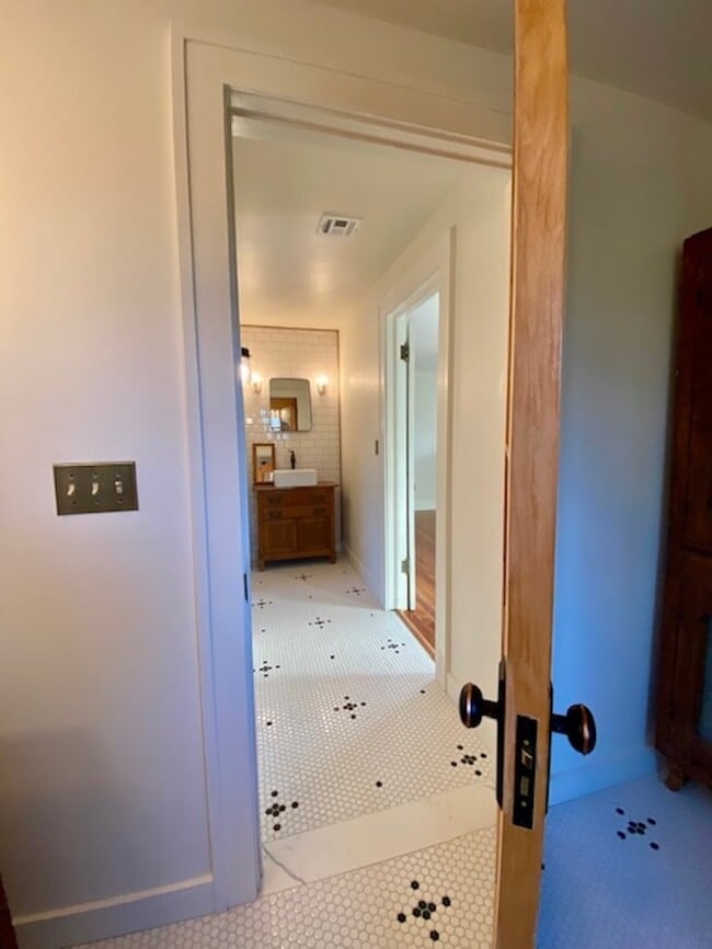 Building Photo - 412 W Ila St