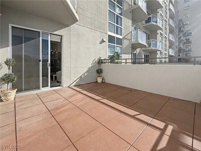 Building Photo - 150 S Las Vegas Blvd