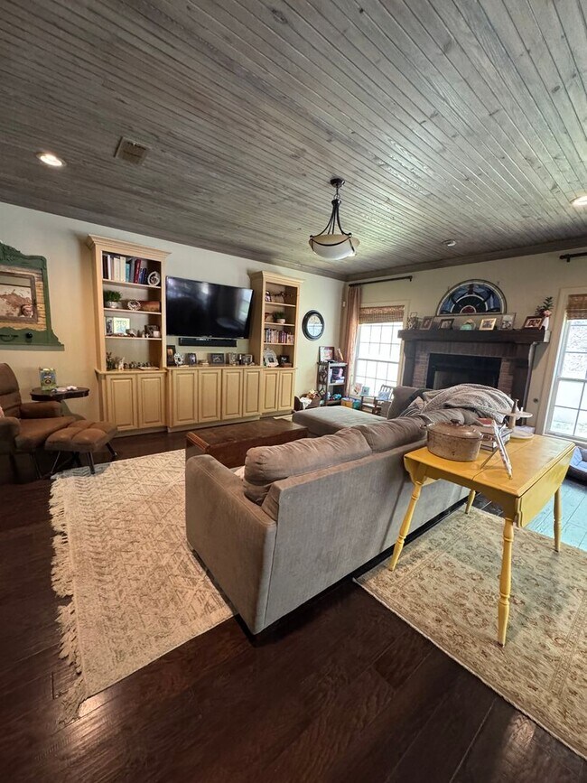 Building Photo - Spacious 5BR Home on 2 Acres in North Columbus – Pet Friendly!