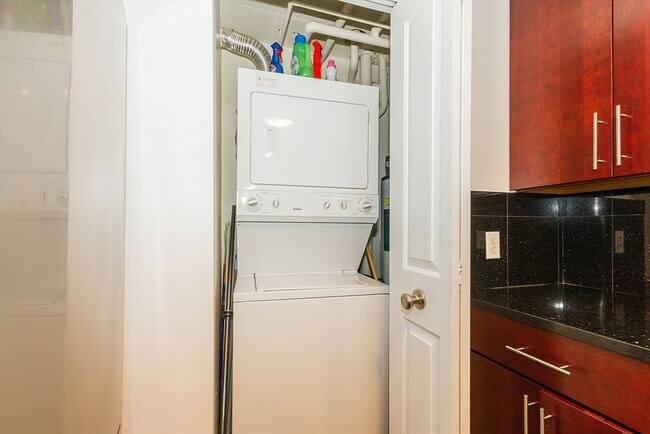 Building Photo - 10 Museum Way