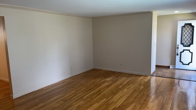 Building Photo - 811 Kenbrook Dr