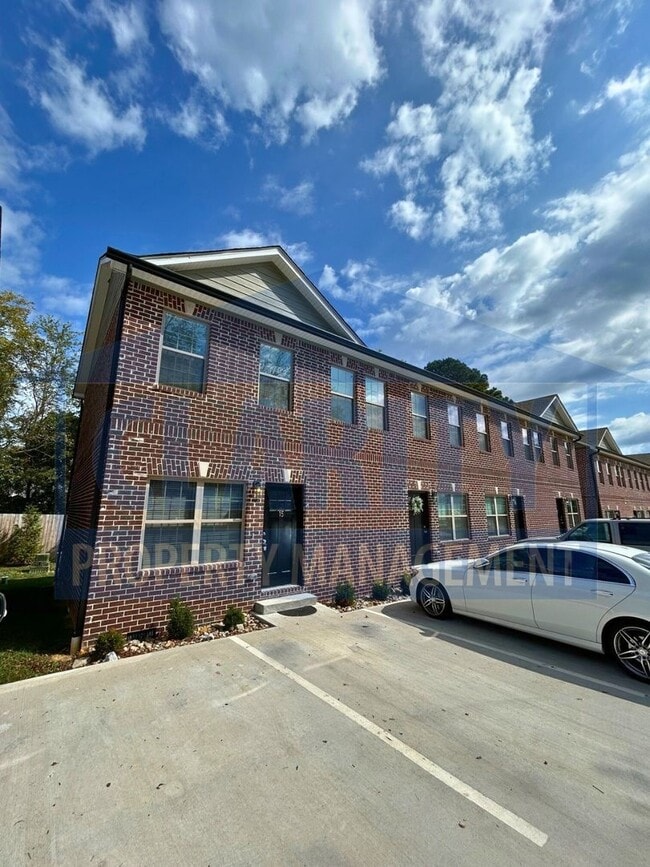 Building Photo - Two bedroom Townhome!