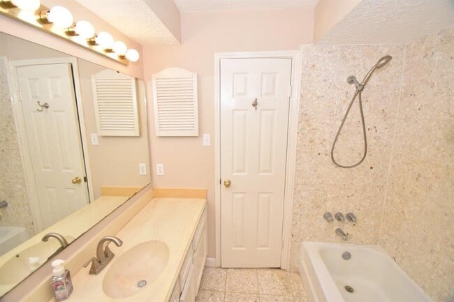 Building Photo - 431 Applewhite Dr