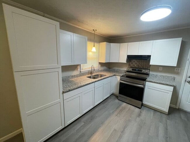 Building Photo - 3/1 Renovated House Available Now! Pet Friendly!