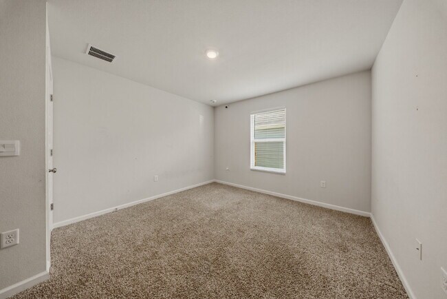 Building Photo - Huge 4 bedroom 2 bathroom home in Southwood