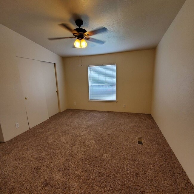 Building Photo - Pet Friendly 4 Bedroom  2 Bath w/ 2 Car Garage