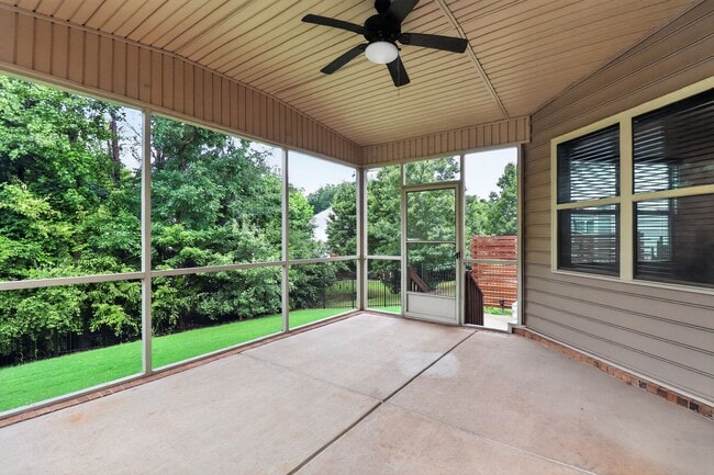 Building Photo - 549 Daventry Ct