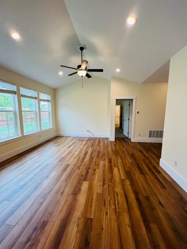 Building Photo - Newer Home - 3 Bedroom - 2 Bath - Hamilton